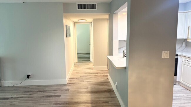 Building Photo - 1301 River Reach Dr