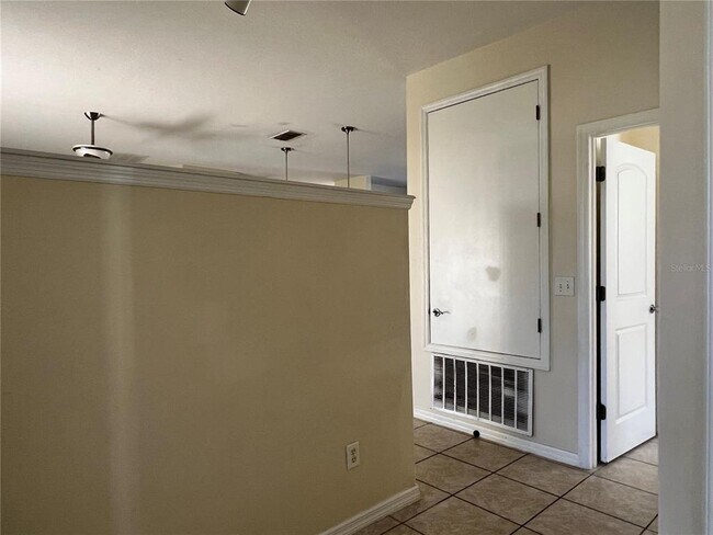 Building Photo - 209 Round Man St