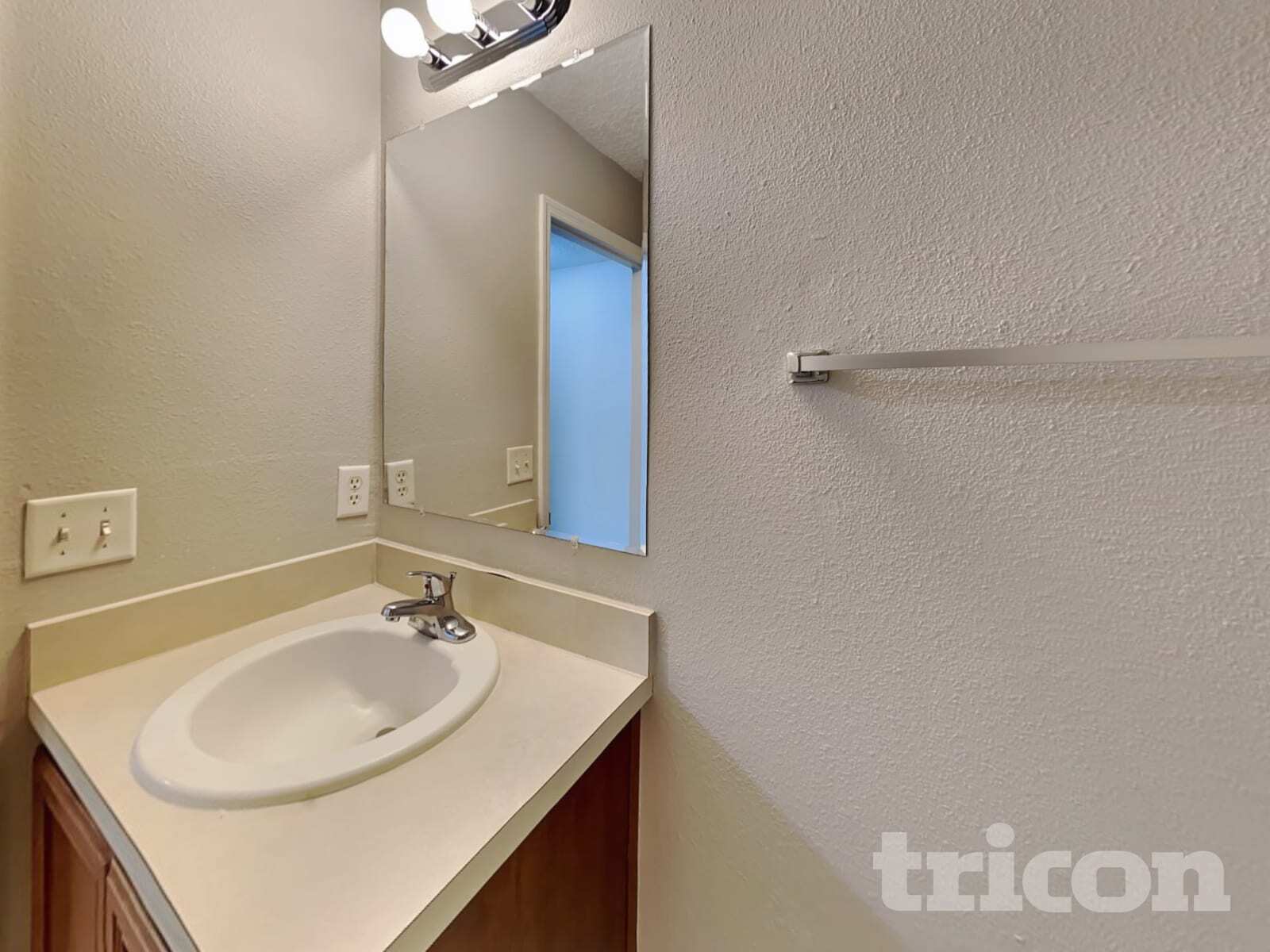 Building Photo - 11238 Justin Oaks Dr N