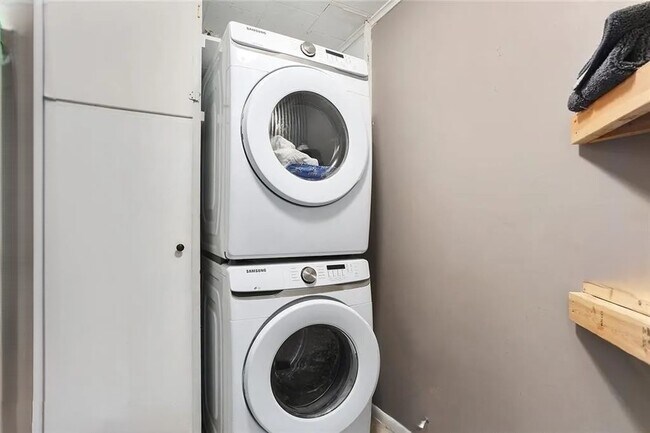 Building Photo - 615 Barton St