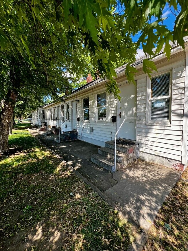 Building Photo - 1303 S 10th Ave
