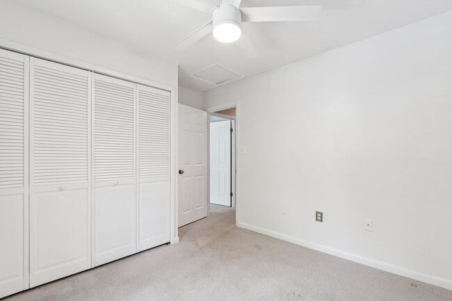 Building Photo - This is Reston living at its finest!