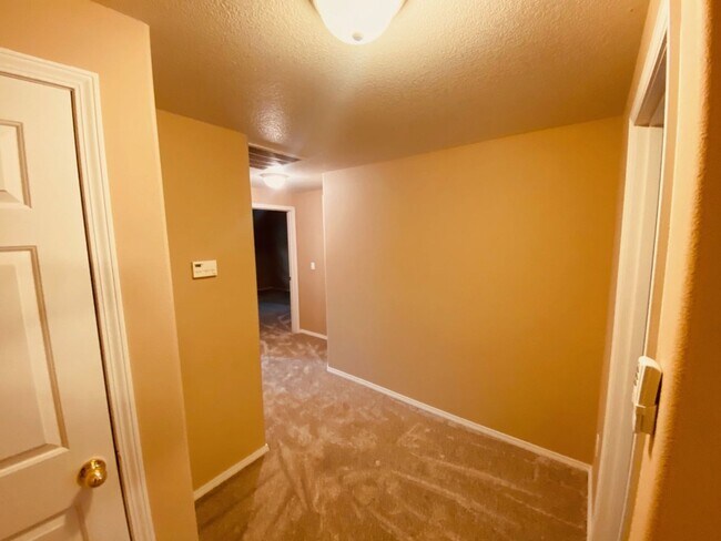 Building Photo - Charming Van Mall Condo