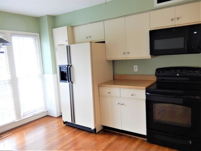Building Photo - Large 2 Bedroom, 2.5 Bath Townhouse - Autu...