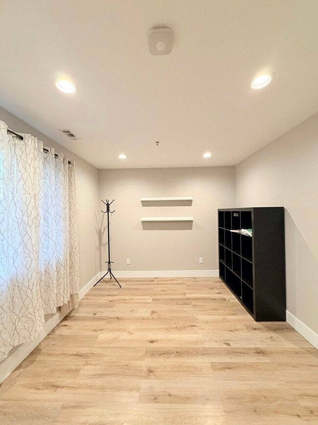 Building Photo - 1622 Altamont Cir