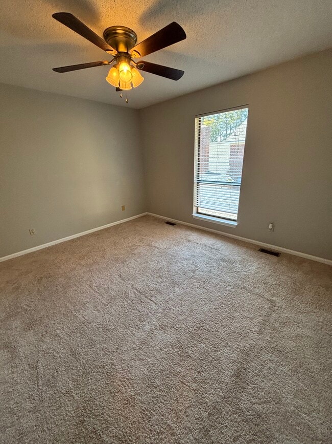 Building Photo - 2701 Thackery Rd