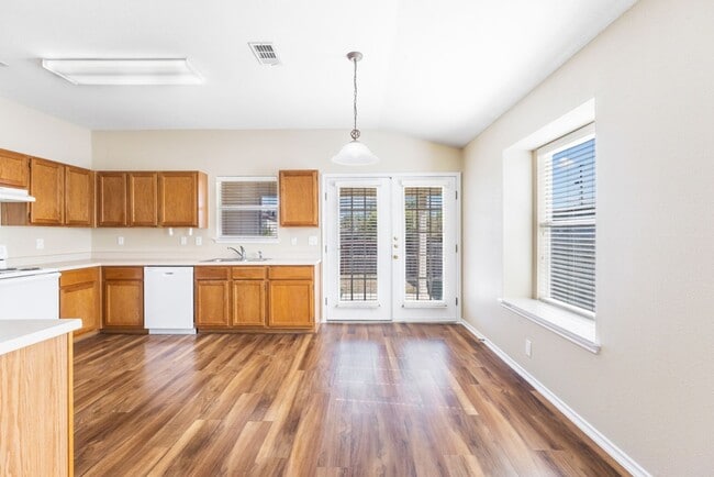 Building Photo - Well-Maintained 3-Bedroom Home – Ideal for Students & Professionals!