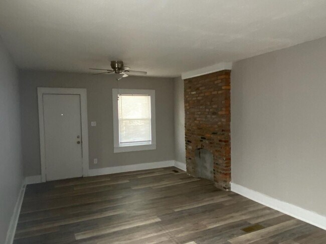 Building Photo - Large 2 Bedroom Duplex in prime location Weiland Park / Itailian Village / Campus