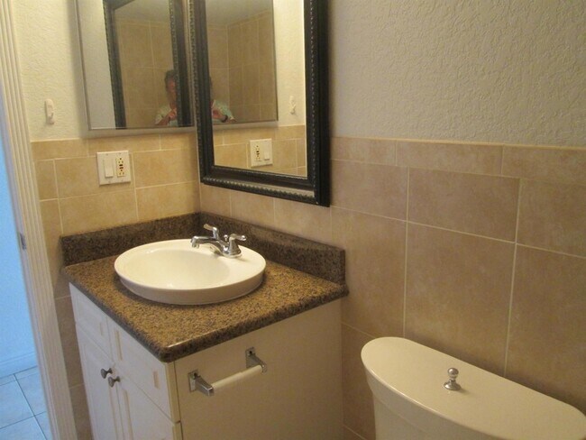 Building Photo - 405 N Cypress Dr