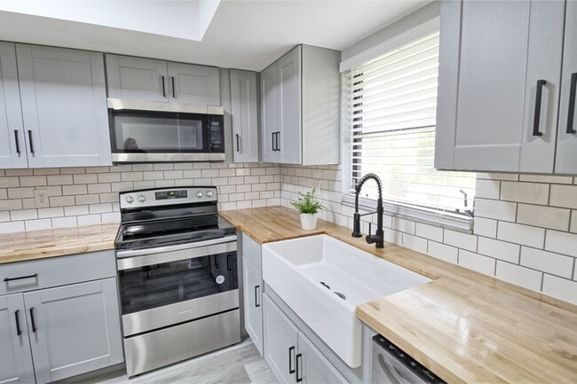 Building Photo - Gorgeous New Remodel! Pine Haven Condo in Bonita Springs!