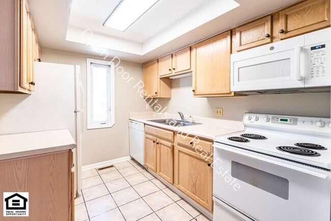 Building Photo - 15030 Tally Ho Dr