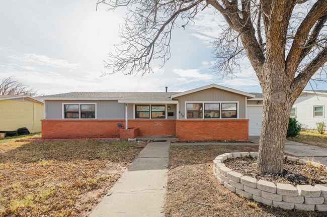 Building Photo - 610 E 54th St