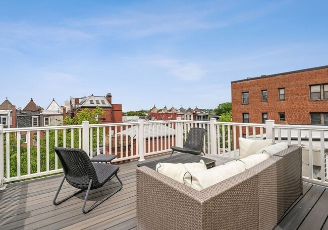Building Photo - Modern 3BR/3BA Condo with Outdoor Space & ...