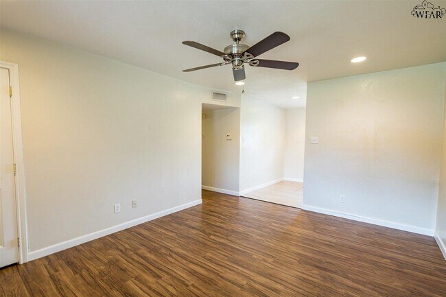 Building Photo - 4004 Hooper Dr