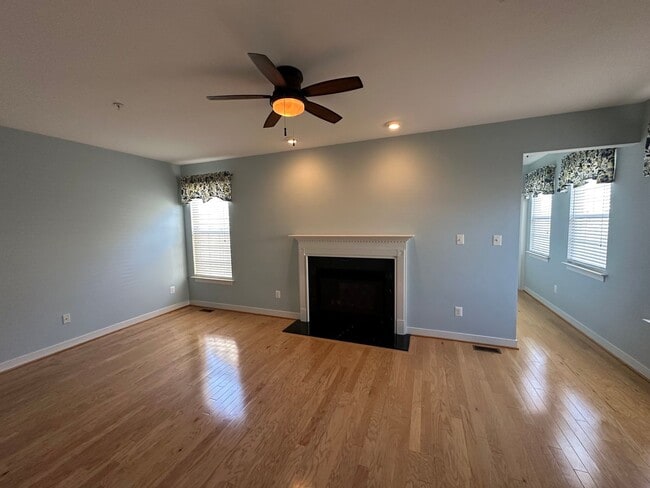 Building Photo - Lovely 4 bedroom townhome in Villages of Five Points