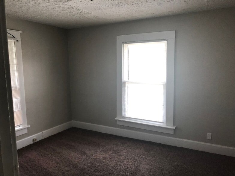 Building Photo - Spacious 2 Bedroom Half Double