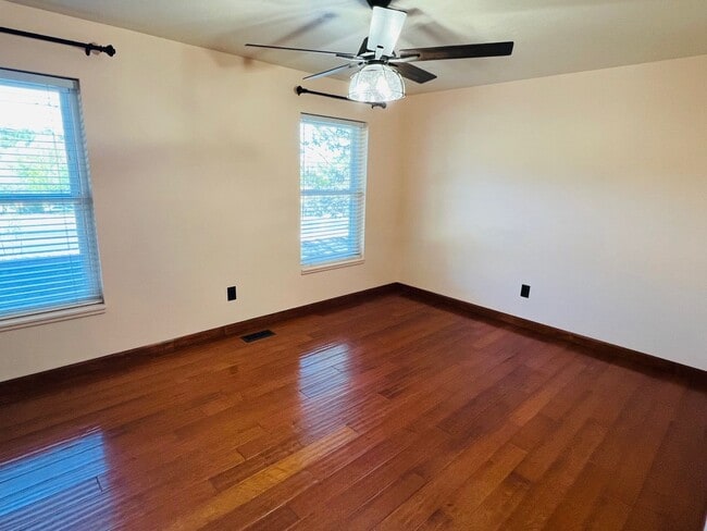 Building Photo - Beautiful townhouse, walk to the Ogden wat...