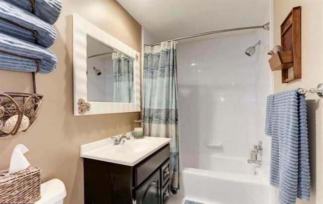 Building Photo - Gorgeous 4 BR/2.5 BA Home on a Beautiful T...