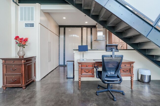 Building Photo - Fully Furnished Mid-Term 2-Level Condo | 1,549 Sq Ft | Private Parking | Shared Living