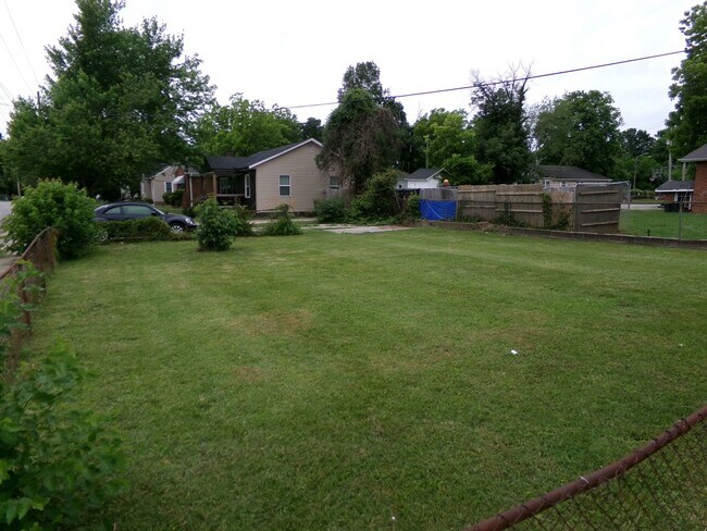 Building Photo - Spacious 3-Bedroom 2-Bathroom Home