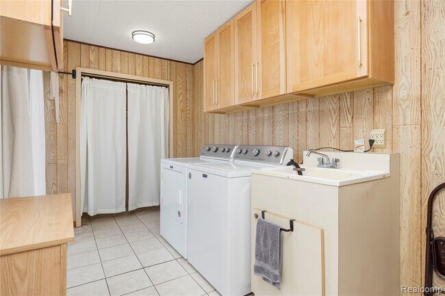 Building Photo - 38027 Mallast St