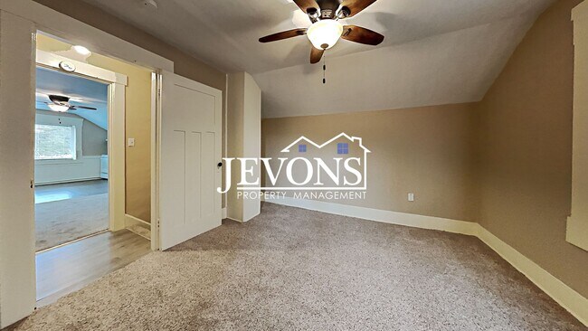 Building Photo - Make yourself at home in this apartment lo...