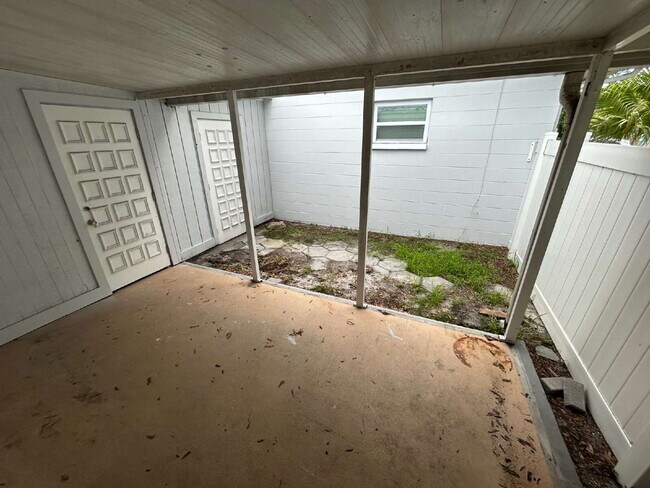 Building Photo - "Cozy 1-Bedroom Apartment in St. Petersburg – 550 Sq Ft of Comfort & Convenience!"