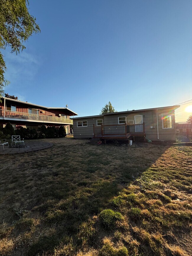 Building Photo - 1106 Oregon St