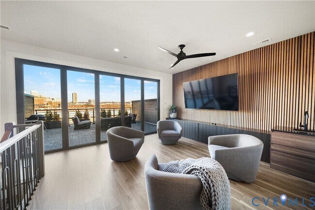 Building Photo - 441 W 7th St