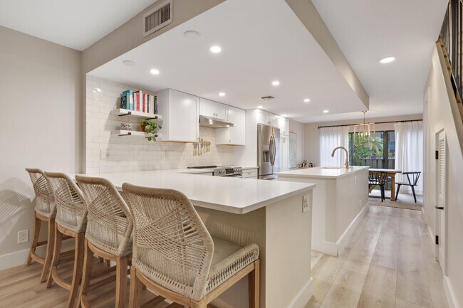 Building Photo - 6021 Bayview Dr