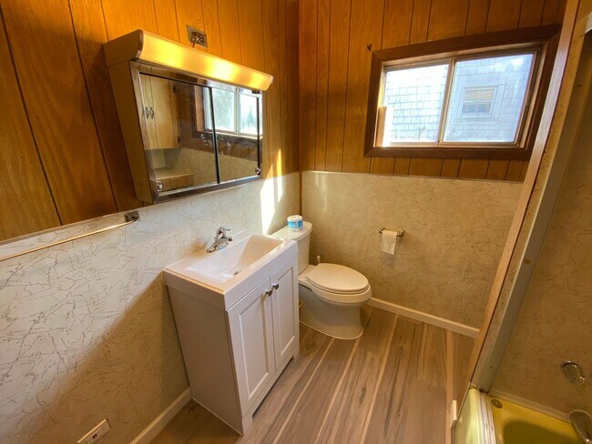 Building Photo - Remodeled Roseburg 4 bedroom home