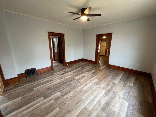 Building Photo - 902 S 4th Ave