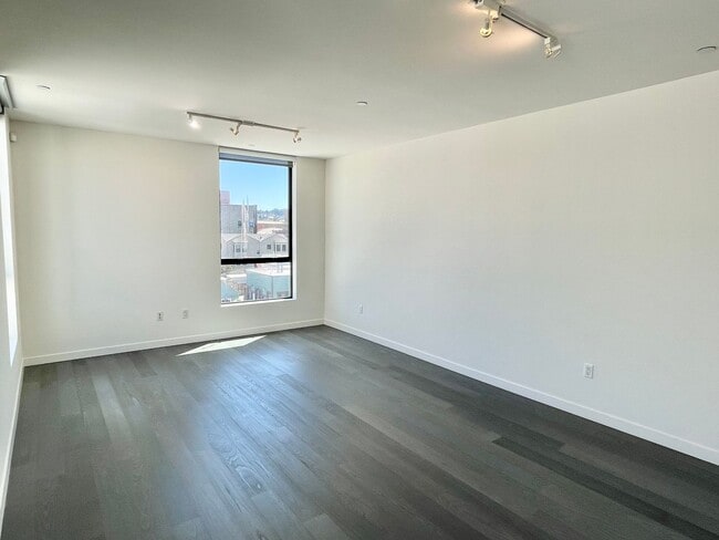 Building Photo - HIP 2BR/2BA Inner Mission Top Floor Boutiq...