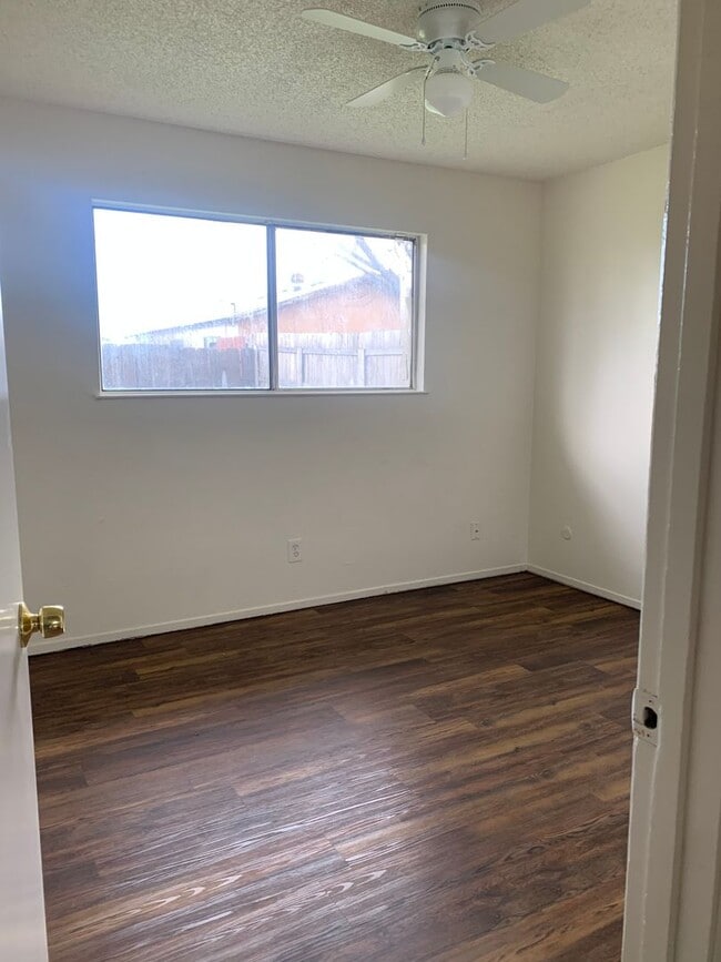 Building Photo - 3 bed 2 bath