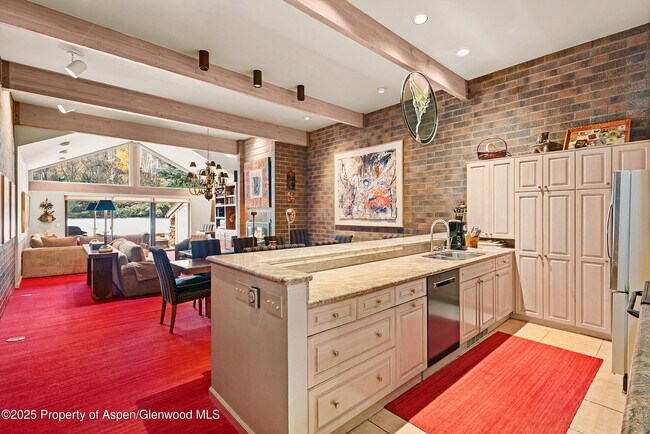 Building Photo - 625 S W End St