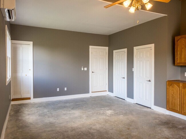 Building Photo - Beautiful Three Bedroom with Stunning View...