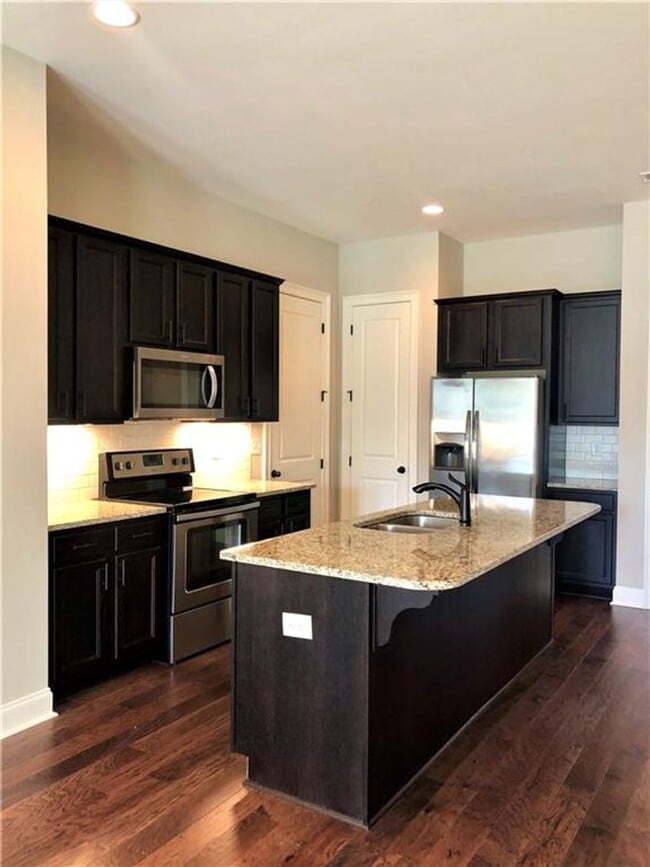 Building Photo - Highlands Townhome