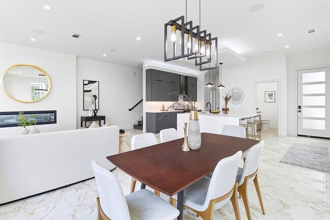 Building Photo - 2909 El Fenice Ln