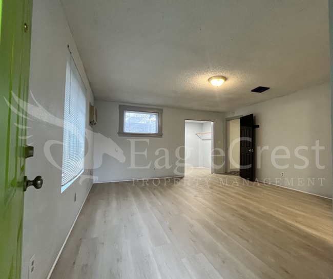Building Photo - Comfortable 5 Bedroom Home with Modern Touches, Large Bedrooms & Front Porch