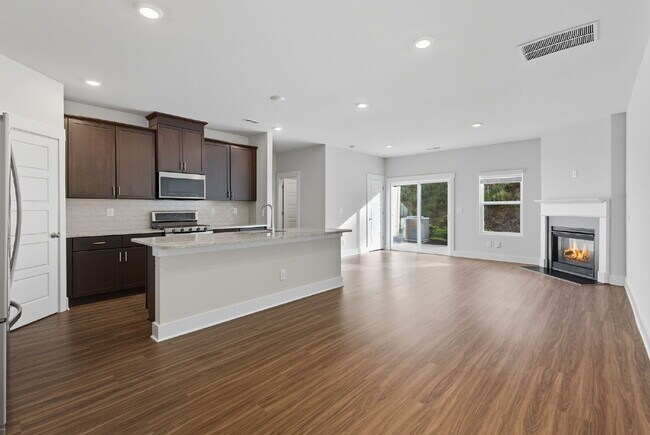 Building Photo - Modern 3 Bedroom, 2.5 Bath Townhome in luxurious Village at Chapel Green! ($2250/mo base rent***)
