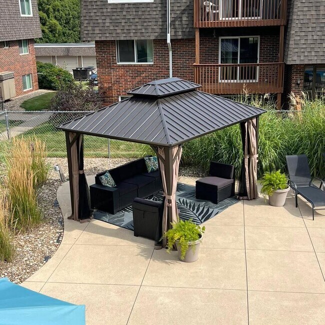 Building Photo - 2 Bedroom With Partial Pool View