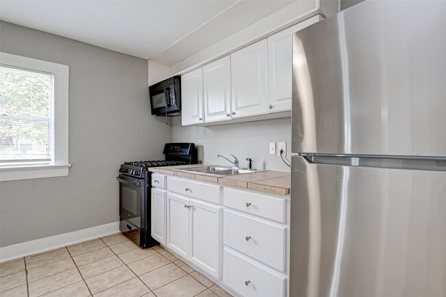 Building Photo - 1101 Elm Unit A St