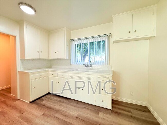 Building Photo - 625 Aerick St