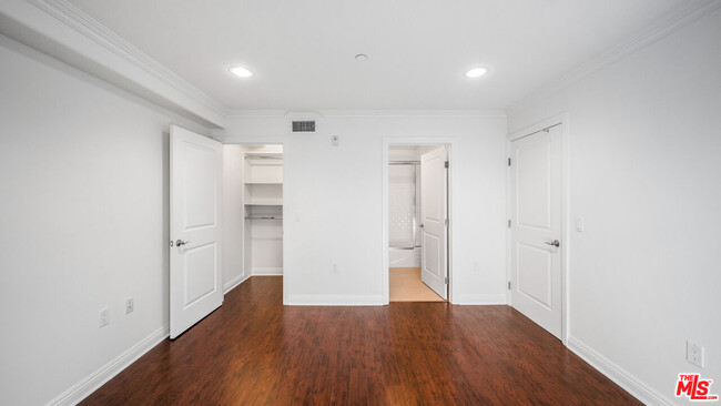 Building Photo - 1529 S Beverly Dr