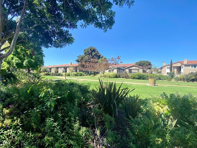 Building Photo - Bright and Gorgeous Condo in UTC near UCSD!!