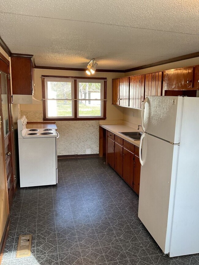 Building Photo - 2 Bedroom 1 Bath Located of Fire Tower Road