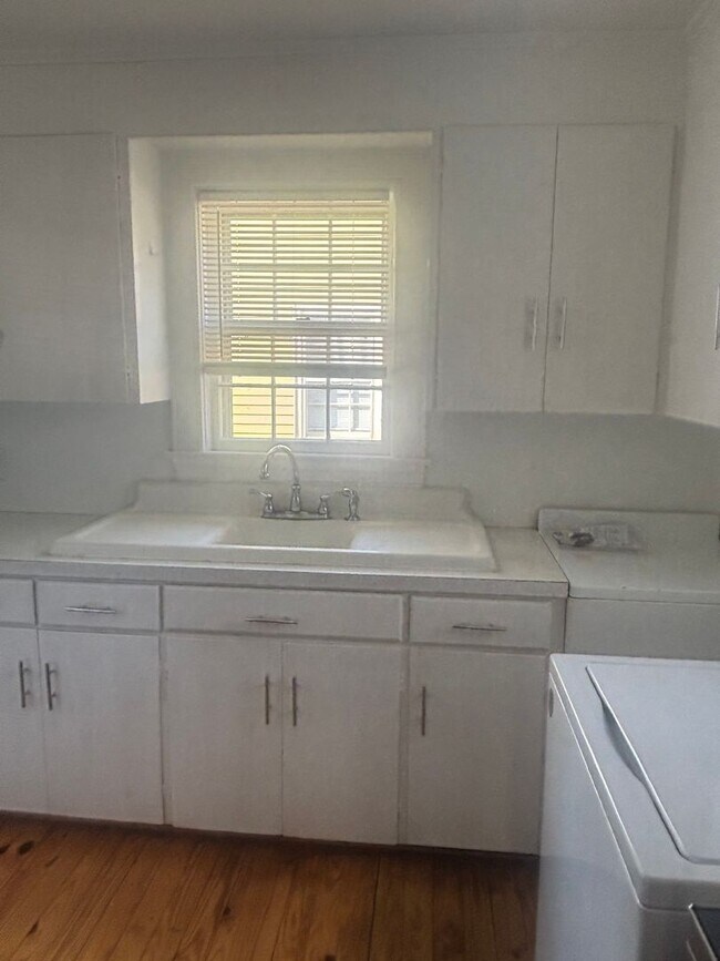 Building Photo - 908 Edwards Ave