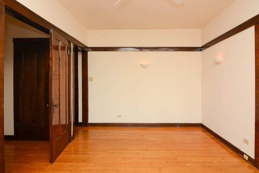 Building Photo - 824 W Waveland