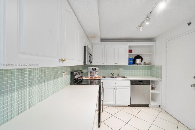 Building Photo - 6039 Collins Ave
