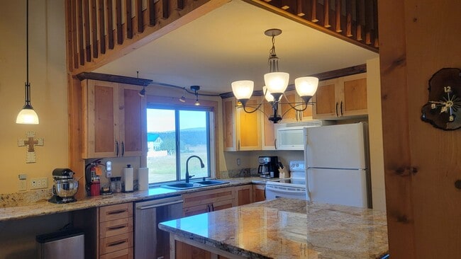 Building Photo - Spacious Apartment on Lake Hatcher **Rent ...